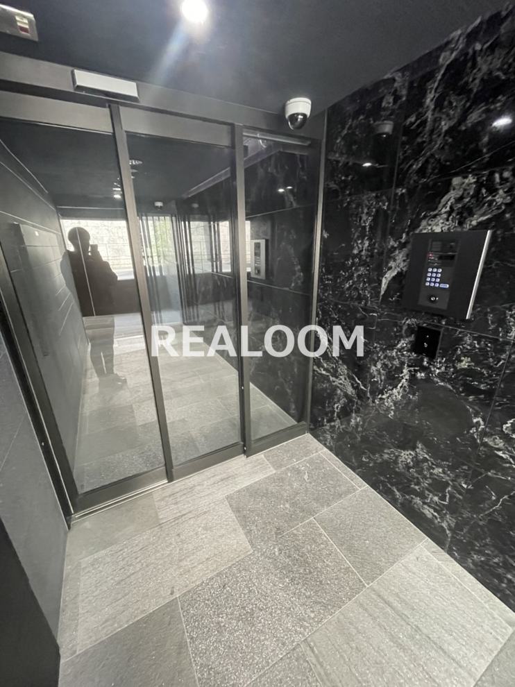 エントランス　写真と現況が異なる場合は現況を優先いたします。