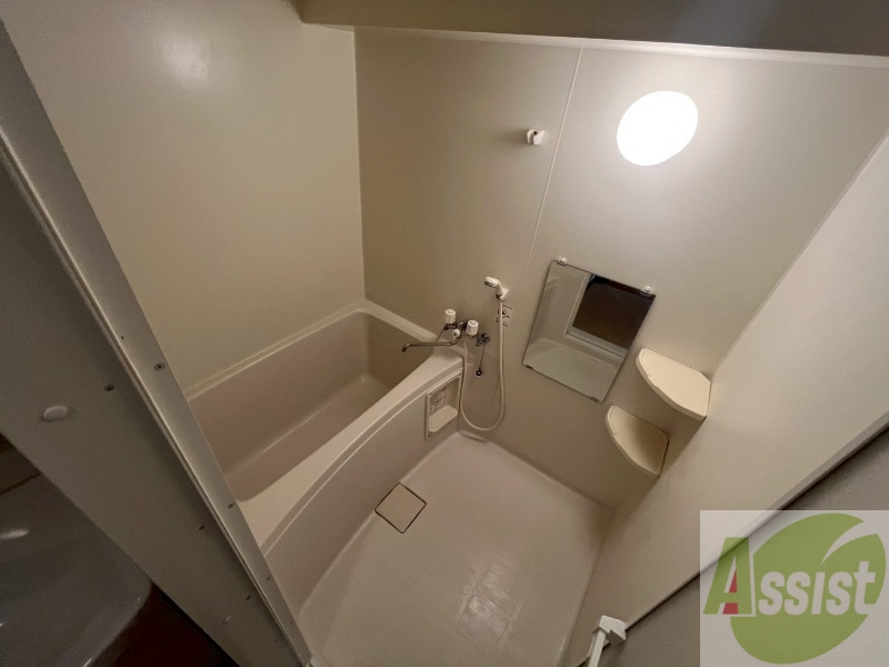 バス・シャワールーム　お風呂です。少し狭いですがシャワーするには十分ですね。