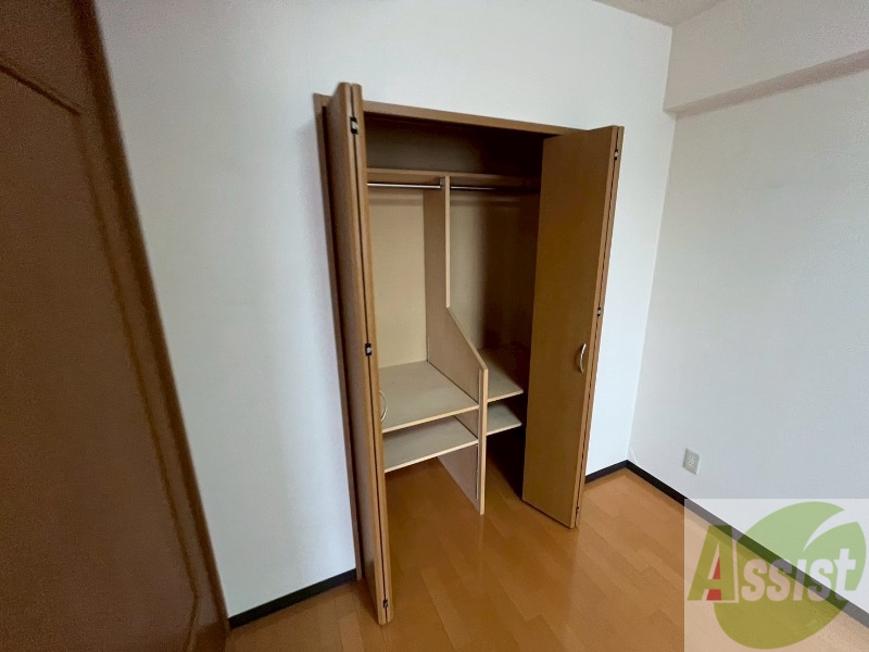 収納　こちらの収納にはハンガーをかけて服もしまえますね。