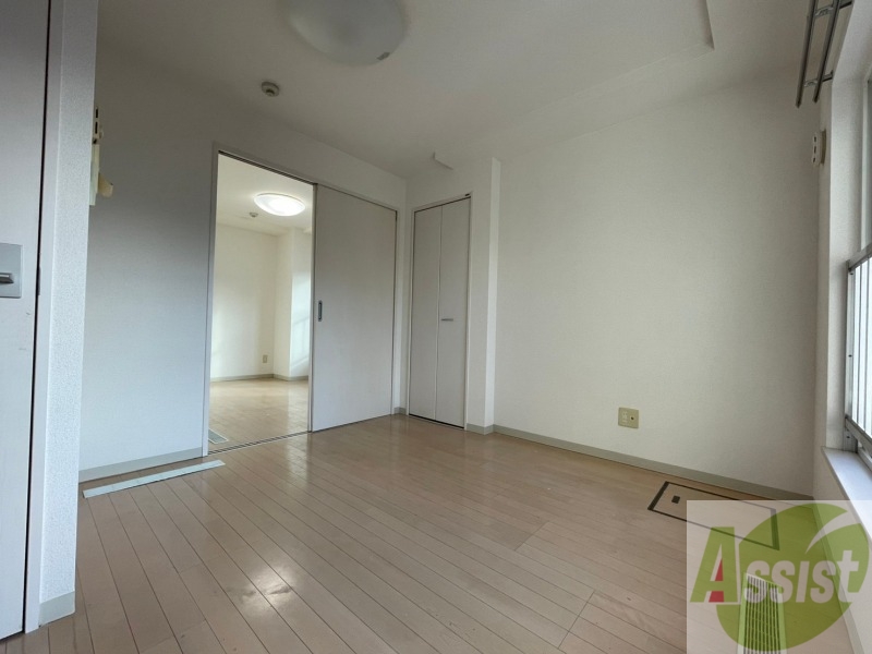 居室・リビング　フローリングと壁のカラーが明るい雰囲気ですね！