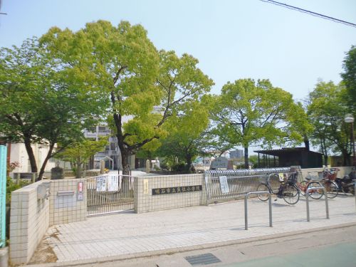 小学校　明石市立魚住小学校（小学校）まで183m