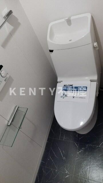 トイレ　落ち着いた色調のトイレです