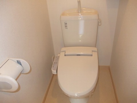 トイレ　温水洗浄便座機能付き☆