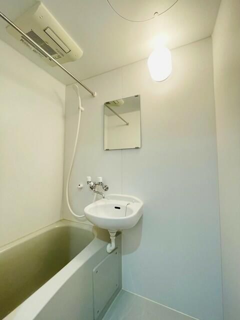 バス・シャワールーム　雨の日のお洗濯だけでなく、カビ予防にも大活躍の浴室乾燥機付♪