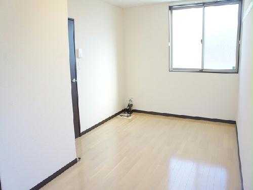 居室・リビング　人気の勝川駅から徒歩22分！スーパーやコンビニも近いです♪