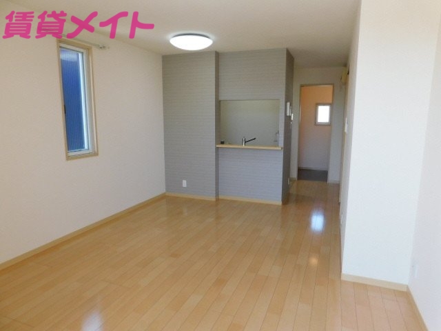 居室・リビング　同物件別室写真