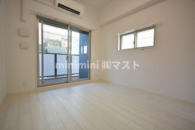 居室・リビング　部屋横の小窓は角部屋のみです