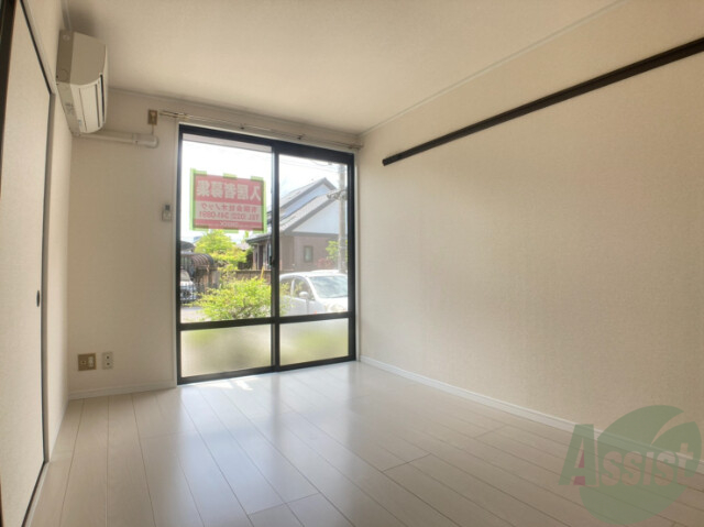 居室・リビング　こちらがリビングです。陽が入ってくるのがわかります。