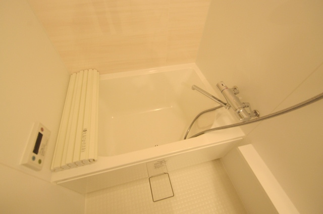 バス・シャワールーム　浴室乾燥機付きで便利です！