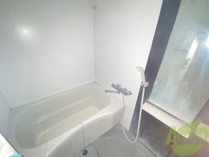 バス・シャワールーム　お風呂はこちら。１人暮らしにはピッタリのサイズ感ですね！