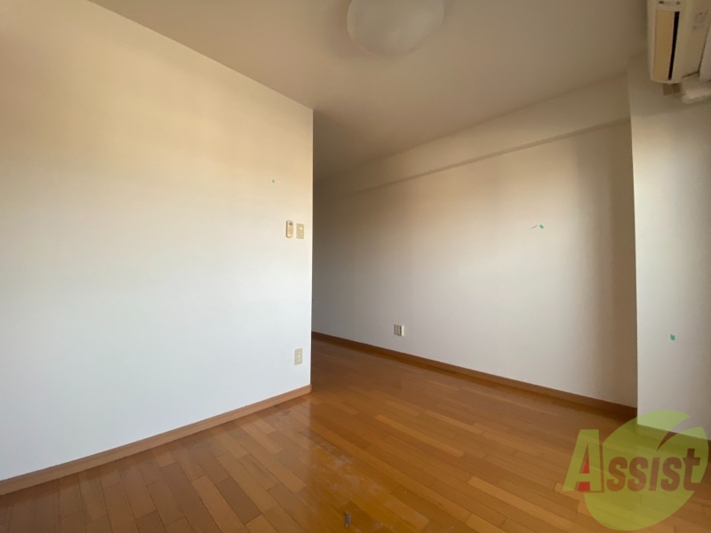 居室・リビング　５．３帖の洋室になります。伸び伸び出来そうですね。