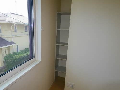 その他設備　リビングには備え付けの収納棚あります！