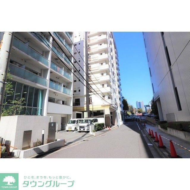 建物外観　現地前面道路・駐車場