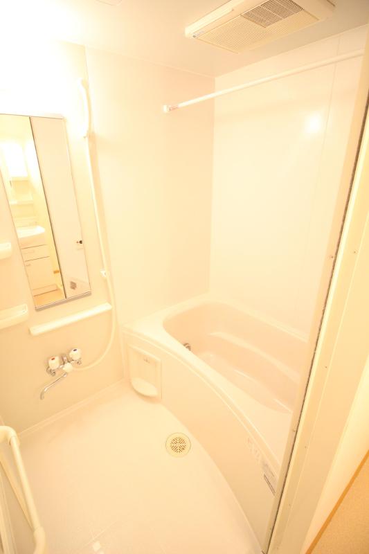 バス・シャワールーム　１　追い焚き機能、浴室乾燥機付きバス