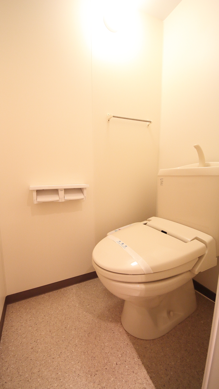 トイレ　温水洗浄便座付きのトイレです。