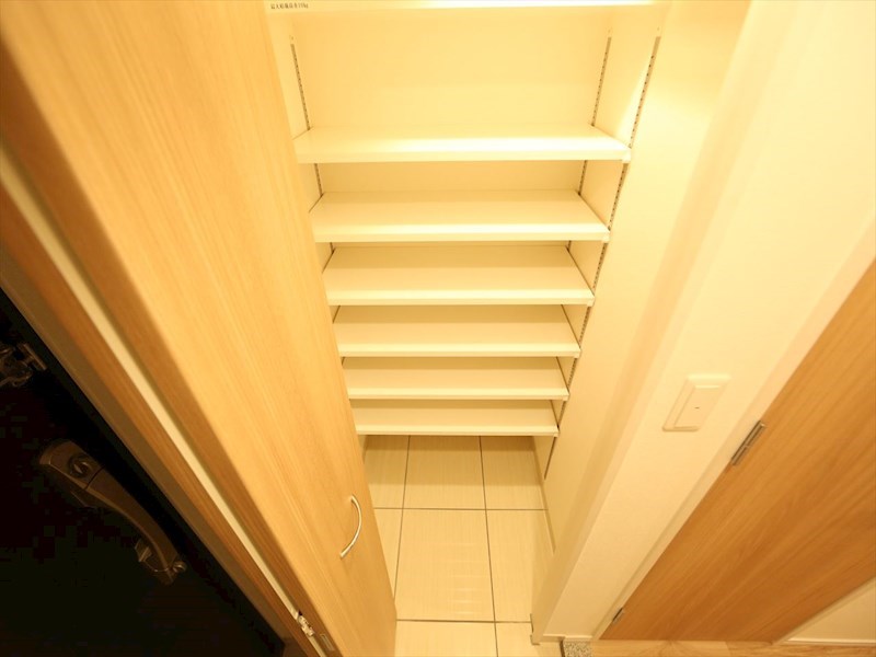 玄関　玄関　シューズクローク付（収納充実してます）