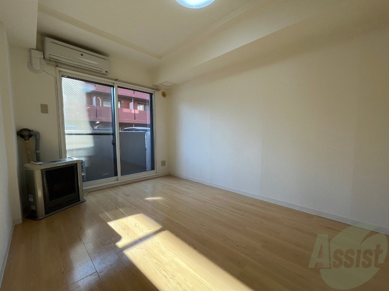 居室・リビング　木目のフローリングは落ち着きのある印象のお部屋になりますね。