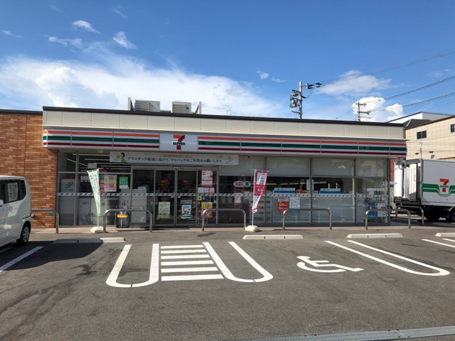 コンビニ　セブンイレブン（コンビニ）まで577m