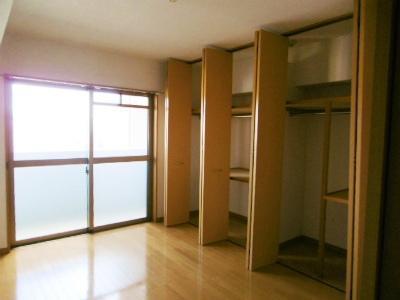 居室・リビング　壁面収納たっぷり