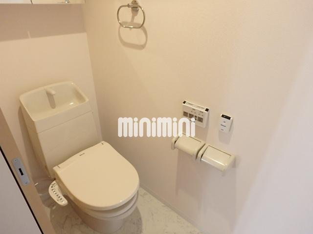 トイレ　温水洗浄便座付のトイレ。