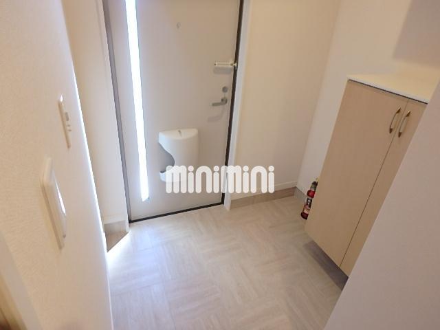 玄関　下駄箱付きでご家族分も靴もすっきり収納。