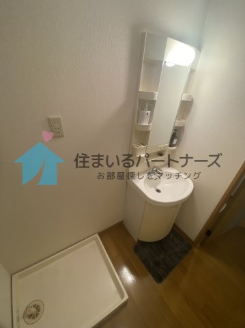 洗面設備　明るい洗面所です