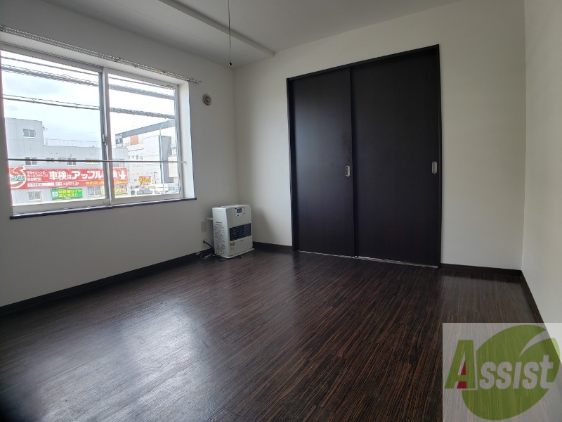 居室・リビング　リビングです。窓が大きくて明るい印象です。