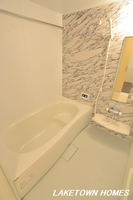 バス・シャワールーム　追い焚き機能付きの広めの浴室です。