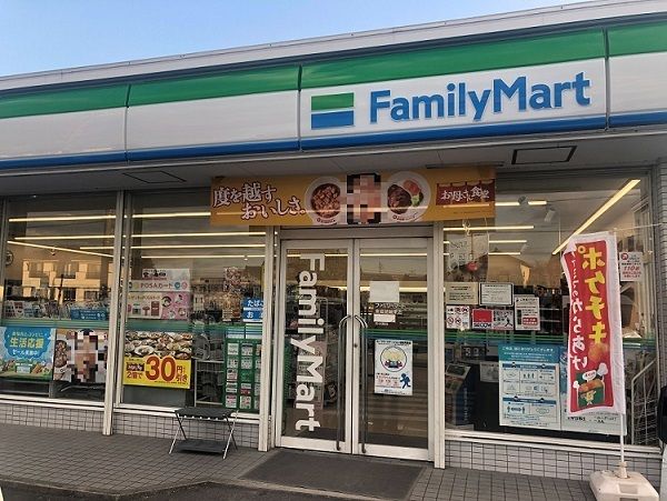コンビニ　ファミリーマート（コンビニ）まで850m