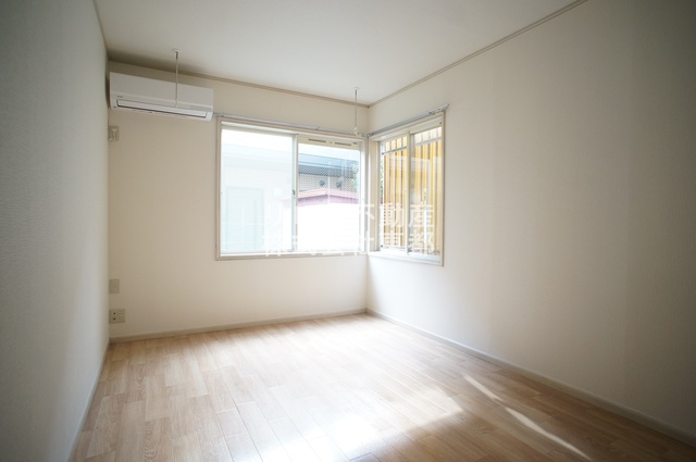 居室・リビング　２面採光なので、明るく風通しのよい過ごしやすいお部屋です♪