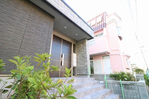 エントランス　エントランスには緑の植栽が彩ります