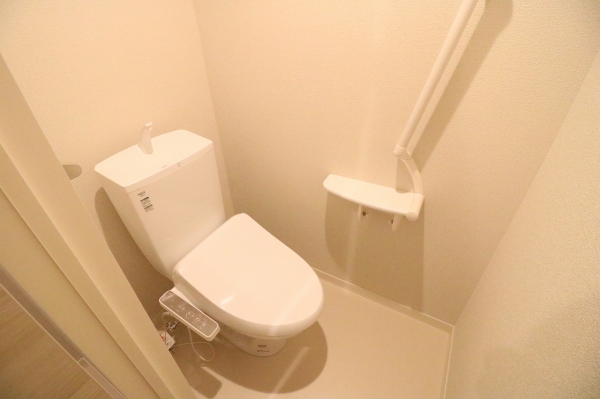 トイレ　広々としたトイレ　ウォシュレット完備