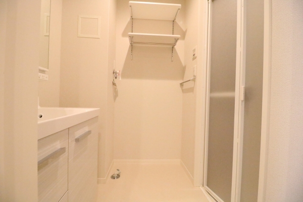 洗面設備　洗濯機もある程度自由にサイズを選んで設置可　※洗濯パンはあり