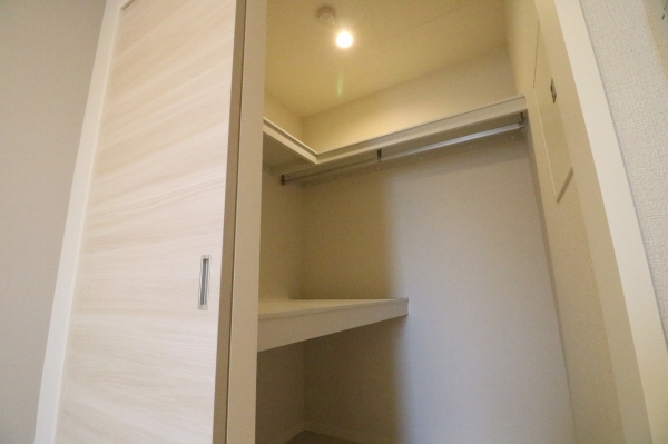 収納　使い勝手のよりL字パイプハンガーで背丈が高いコートなども余裕