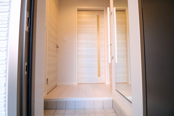 玄関　広めの玄関はシューッボックス有り　姿見の鏡もありお出かけ前の