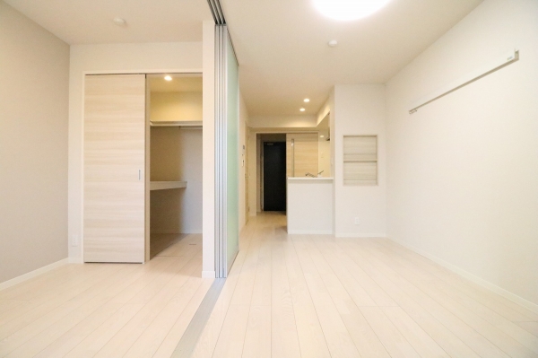 その他設備　アクリル引き戸でLDKと寝室を分けられます。