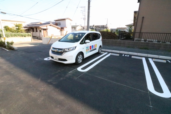 駐車場　駐車場幅も広く、余裕があるので安心して駐車可能