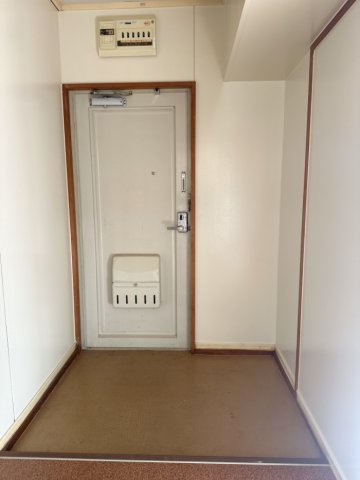 玄関　写真は反転のお部屋のものです