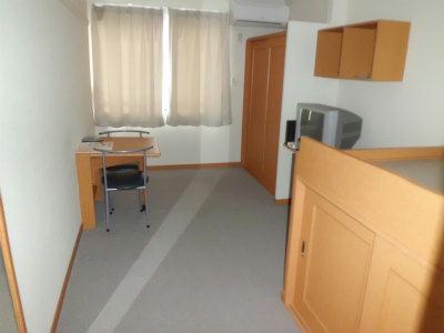 居室・リビング　カーペット敷きの居室。