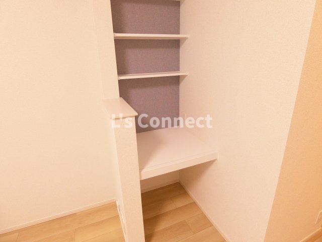 その他　洋室には棚があります。