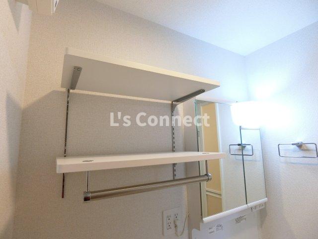 その他設備　洗濯機置き場の上には棚があります。