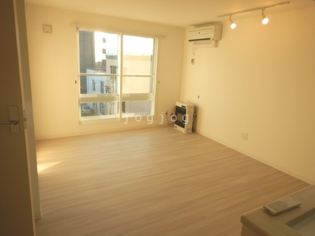 居室・リビング　大きな窓からはしっかりと日差しが入ります♪