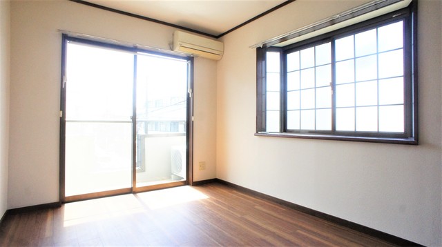 居室・リビング　２面採光なので、明るく風通しのよい過ごしやすいお部屋です♪