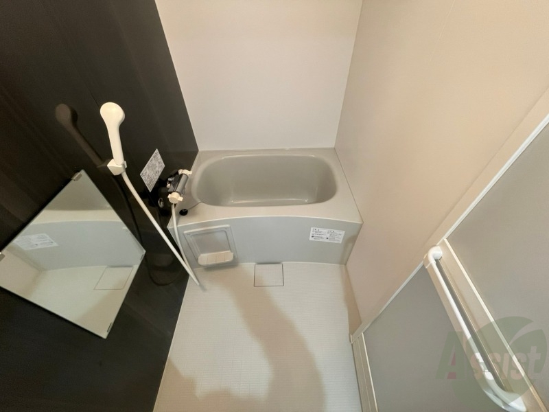 バス・シャワールーム　広々したお風呂で快適にくつろげそうです。
