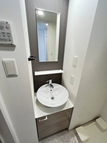 洗面設備　明るい洗面所です