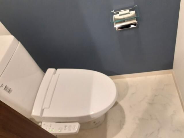 トイレ　落ち着いた色調のトイレです