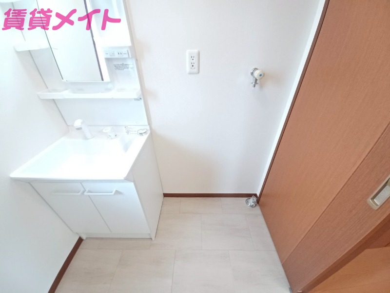 洗面設備　同型反転参考写真