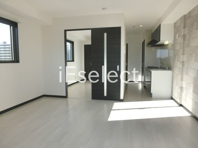 居室・リビング　アクセントクロスがオシャレなリビングルーム