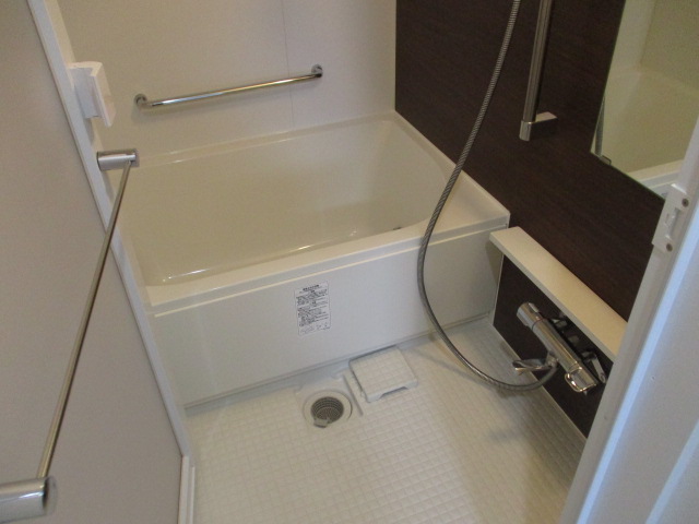 バス・シャワールーム　コンパクトで使いやすいお風呂です