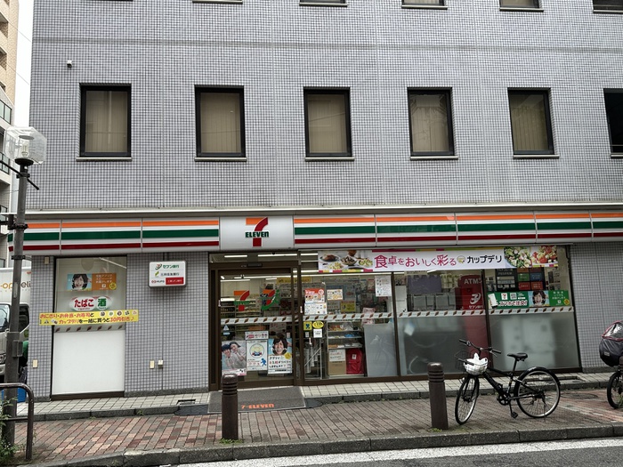 コンビニ　セブンイレブン港区芝２丁目店（コンビニ）まで61m